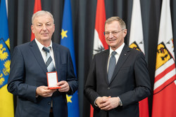 Landeshauptmann Mag. Thomas Stelzer überreicht hohe Auszeichnungen der Republik Österreich an verdiente Persönlichkeiten.